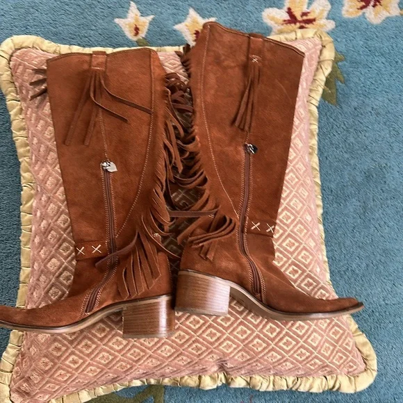Tall suede fringe boots; Bronx; Size 9; very lightly worn. - Picture 5 of 8